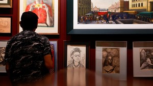 Pengunjung melihat koleksi lukisan keluarga Frida Kahlo di Casa Kahlo, Mexico City. Museum ini membuka ruang baru untuk mengenang sang seniman. Foto: REUTERS/Raquel Cunha
