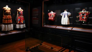 Pakaian milik pelukis Frida Kahlo dipamerkan di museum. Koleksi busana ini menyoroti identitas kuat yang melekat pada dirinya. Foto: REUTERS/Raquel Cunha