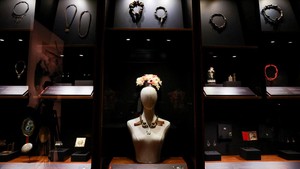 Ornamen dan perhiasan milik pelukis Frida Kahlo. Foto: REUTERS/Raquel Cunha