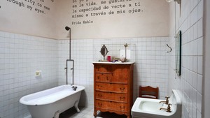Kamar mandi dengan pesan bertuliskan Jika aku bisa memberimu satu hal dalam hidup, aku akan memberimu kemampuan untuk melihat dirimu sendiri melalui mataku. Fida Kahlo. cFoto: REUTERS/Raquel Cunha