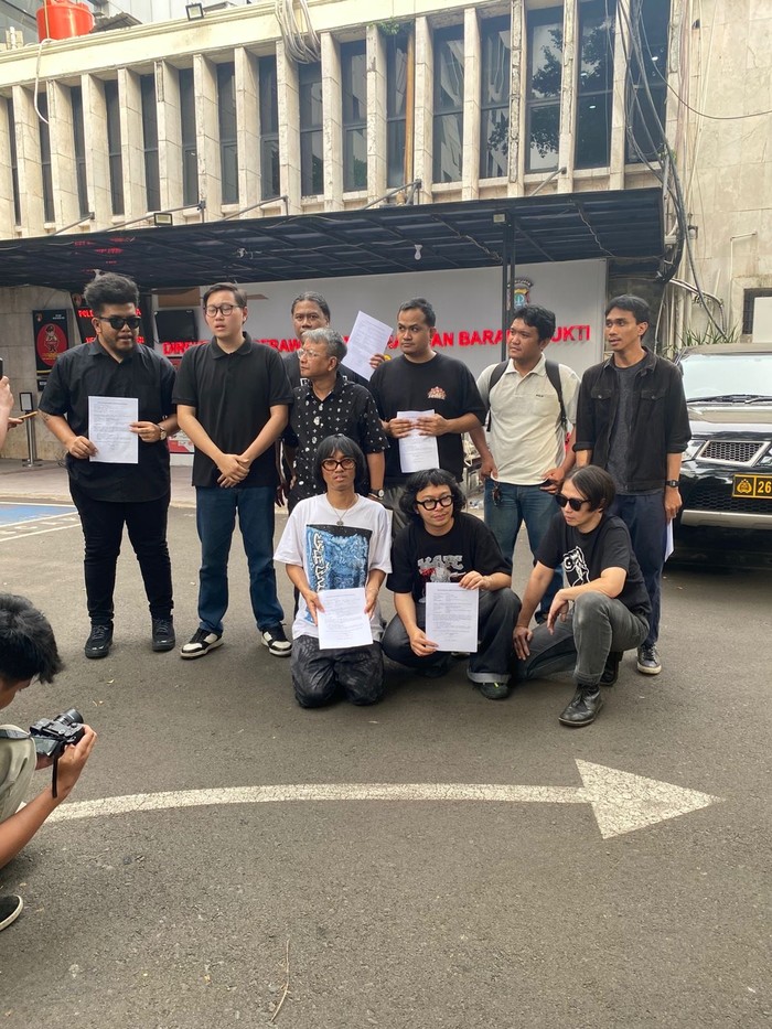 Musisi dan aktivis berkumpul di Polda Metro Jaya untuk mendukung kebebasan aktivis pro demokrasi yang ditahan.