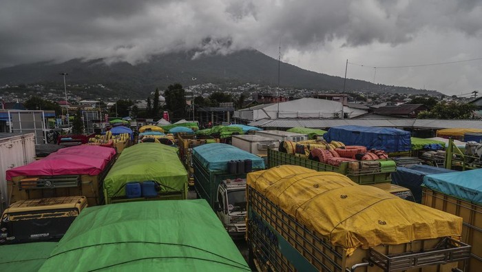 Cuaca Buruk Lumpuhkan Arus Kapal di Maluku Utara Kapal feri tujuan ke Pulau Halmahera dengan latar awan gelap bersandar di Pelabuhan Ferry Bastiong, Ternate, Maluku Utara, Rabu (8/10/2025).Arus penyeberangan di pelabuhan tersebut terhambat cuaca buruk dan gelombang tinggi yang melanda wilayah perairan Maluku Utara sejak Selasa (7/10) pagi sehingga mengakibatkan penumpukan kendaraan karena waktu tempuh kapal ferry menjadi lebih lama hingga terhambatnya distribusi logistik ke daerah-daerah.ANTARA FOTO/Andri Saputra/bar