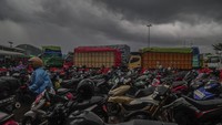 Kondisi ini menyebabkan penumpukan kendaraan dan menghambat distribusi logistik ke berbagai daerah. ANTARA FOTO/Andri Saputra 
