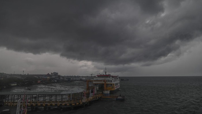 Kapal feri tujuan ke Pulau Halmahera dengan latar awan gelap bersandar di Pelabuhan Ferry Bastiong, Ternate, Maluku Utara, Rabu (8/10/2025).Arus penyeberangan di pelabuhan tersebut terhambat cuaca buruk dan gelombang tinggi yang melanda wilayah perairan Maluku Utara sejak Selasa (7/10) pagi sehingga mengakibatkan penumpukan kendaraan karena waktu tempuh kapal ferry menjadi lebih lama hingga terhambatnya distribusi logistik ke daerah-daerah.ANTARA FOTO/Andri Saputra/bar
