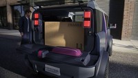 Desainnya unik dengan gaya serba kotak dan garis tegas di seluruh bodi. Sekilas terlihat seperti perpaduan antara city car dan mini Defender. Pintu bagasinya bisa terbuka dua bagian, bagian atas dari kaca, sementara gagang pintu diganti dengan tali pengikat di tepi pintu. Foto: Dok. Dacia