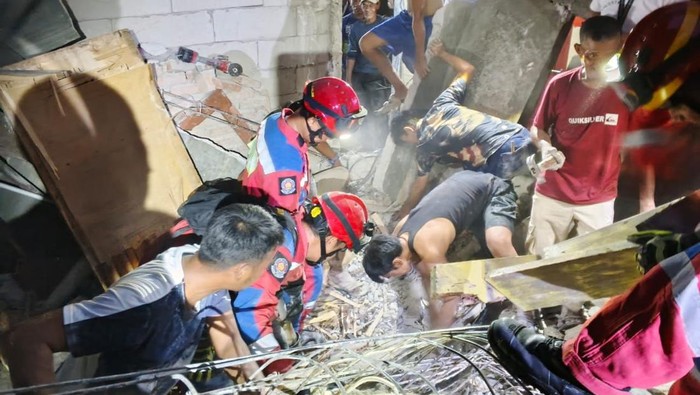 Damkar evakuasi dua pekerja bangunan yang tertimpa rumah ambruk di Pademangan, Jakarta Utara, Rabu (8/10/2025).