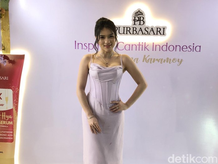 Foto selebriti Davina Karamoy membagikan perawatan kulit di acara Inspirasi Cantik Indonesia oleh Purbasari di Hachi Garden Ampera, Jakarta Selatan (8/10/2025).