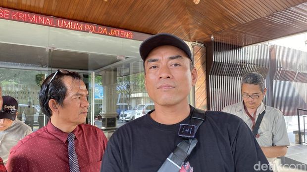 Koordinator Aliansi Masyarakat Pati Bersatu (AMPB), Supriyono alias Botok di Mapolda Jateng, Kecamatan Semarang Selatan, Kota Semarang, Rabu (8/10/2025).
