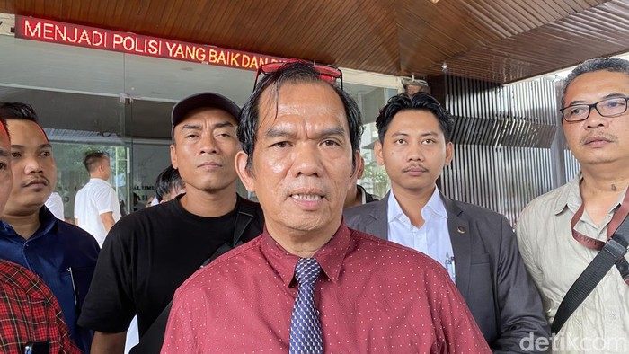Tim advokasi Aliansi Masyarakat Pati Bersatu (AMPB), Nimerodi Gule di Mapolda Jateng, Kecamatan Semarang Selatan, Kota Semarang, Rabu (8/10/2025).