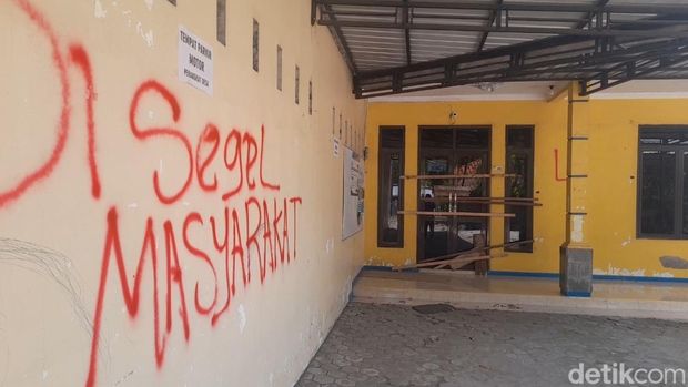 Penampakan kantor Desa Sengon, Brebes, yang disegel warga Rabu (8/10/2025). Warga sebelumnya menuntut agar Kades Sengon dicopot karena diduga melakukan tindak asusila.
