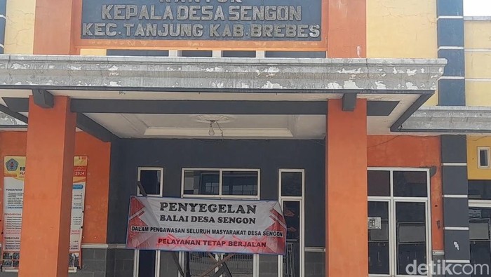 Penampakan kantor Desa Sengon, Brebes, yang disegel warga Rabu (8/10/2025). Warga sebelumnya menuntut agar Kades Sengon dicopot karena diduga melakukan tindak asusila.