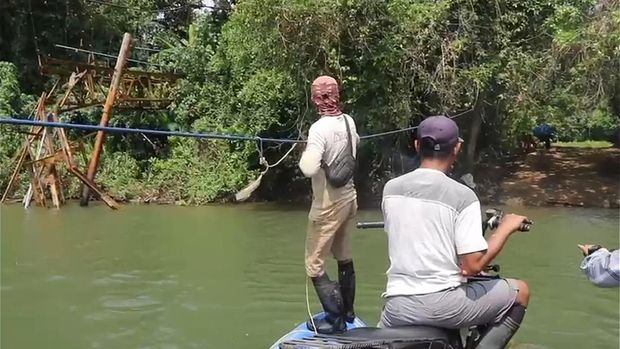 Derita warga di Pekon Wayharu imbas jembatan penghubung ambruk.