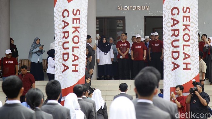 Dua Menteri Kenalkan Sekolah Garuda di Jakarta Menteri Pendidikan Tinggi, Sains, dan Teknologi Brian Yuliarto bersama Menteri Pendidikan Dasar dan Menengah Abdul Mu'ti menghadiri pengenalan Sekolah Garuda di SMA Negeri Unggulan MH Thamrin, Jakarta Timur, Rabu (8/10/2025).