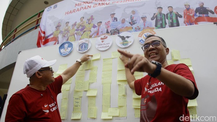 Dua Menteri Kenalkan Sekolah Garuda di Jakarta Menteri Pendidikan Tinggi, Sains, dan Teknologi Brian Yuliarto bersama Menteri Pendidikan Dasar dan Menengah Abdul Mu'ti menghadiri pengenalan Sekolah Garuda di SMA Negeri Unggulan MH Thamrin, Jakarta Timur, Rabu (8/10/2025).
