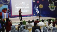 Dalam kesempatan tersebut, kedua menteri juga meninjau berbagai karya ilmiah siswa yang dipresentasikan.  