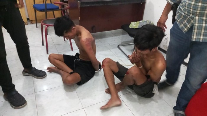 Dua penjambret yang beraksi di Kota Mataram diamankan di Polsek Sandubaya, Rabu (8/10/2025). (Foto: Dok. Polsek Sandubaya).