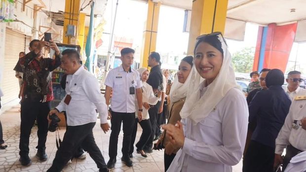Wakil Menteri Perdagangan (Wamendag) Dyah Roro Esti Widya Putri memantau harga bahan pokok di Pasar Baruga, Kendari.