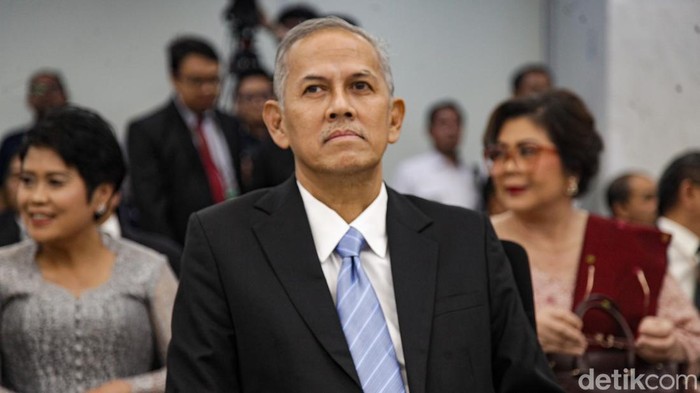 Ekspresi Anggito Abimanyu yang Resmi Jabat Bos Baru LPS Menkeu Purbaya Yudhi Sadewa menghadiri serah terima jabatan dengan Ketua Dewan Komisioner LPS Anggito Abimanyu di Jakarta, Rabu (8/10/2025) malam. Anggito mengisi jabatan definitif usai Purbaya dilantik menjadi Menkeu.