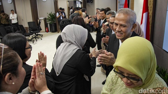 Ekspresi Anggito Abimanyu yang Resmi Jabat Bos Baru LPS Menkeu Purbaya Yudhi Sadewa menghadiri serah terima jabatan dengan Ketua Dewan Komisioner LPS Anggito Abimanyu di Jakarta, Rabu (8/10/2025) malam. Anggito mengisi jabatan definitif usai Purbaya dilantik menjadi Menkeu.