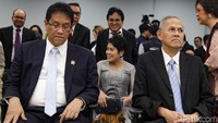 Menkeu Purbaya Yudhi Sadewa menghadiri serah terima jabatan dengan Ketua Dewan Komisioner LPS Anggito Abimanyu di Jakarta, Rabu (8/10/2025) malam. Anggito mengisi jabatan definitif usai Purbaya dilantik menjadi Menkeu.