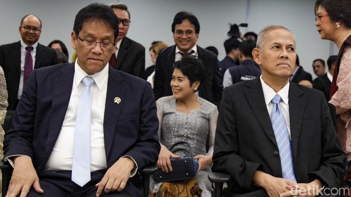 Menkeu Purbaya Yudhi Sadewa menghadiri serah terima jabatan dengan Ketua Dewan Komisioner LPS Anggito Abimanyu di Jakarta, Rabu (8/10/2025) malam. Anggito mengisi jabatan definitif usai Purbaya dilantik menjadi Menkeu.