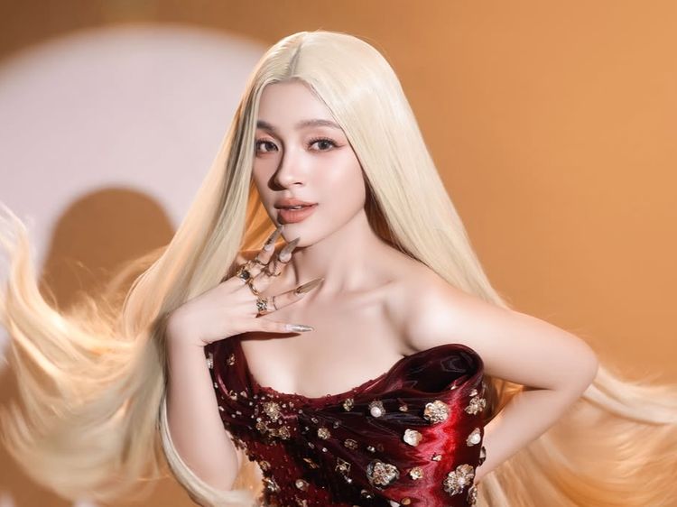 8 Potret Elsa Japasal Tampil Manglingi, Cantik Unreal Dengan Rambut Blonde