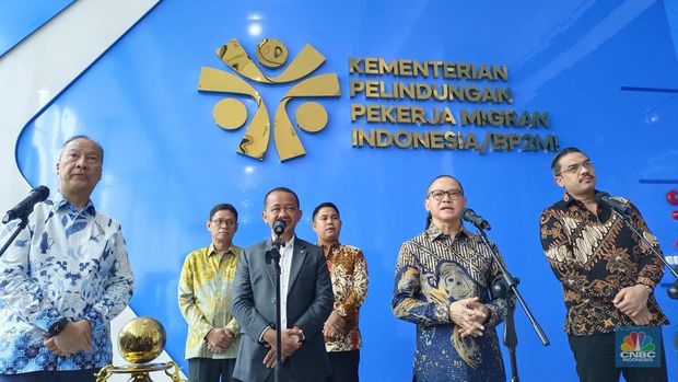Empat menteri kabinet Merah Putih saat konferensi pers usai penandatanganan MoU di kantor Kementerian P2MI, Jakarta, Rabu (8/10/2025). (CNBC Indonesia/Martyasari Rizky)