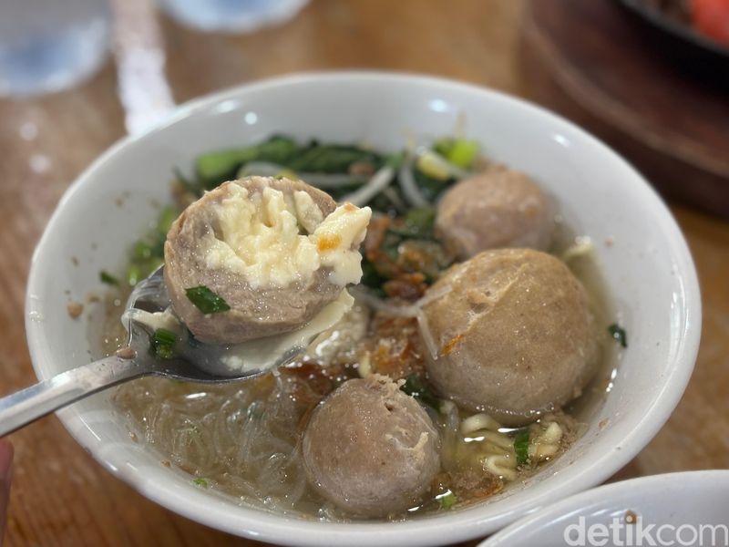 Food Vlogger Kim dan Dea kolaborasi dengan Bakso Rusuk Samanhudi