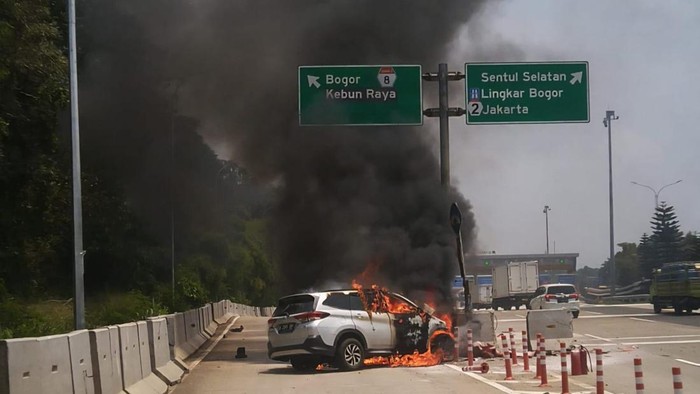 Foto: Satu unit mobil terbakar di KM 41 Tol Jagorawi jelang GT Ciawi 2 Kota Bogor (dok. Damkar Bogor)
