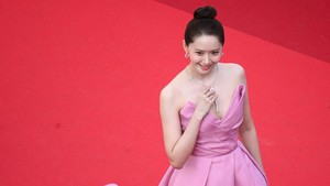 Waktu Lim Yoona hadir di 77th Cannes Film Festival tahun lalu, dia sempat disetop seorang sekuriti perempuan. Momennya Yoona lagi mau berpose buat fotografer. Meski dia tetap kelihatan kalem dan senyum, tapi fans menangkap ada kesan gak nyaman ketika sekuriti terus-terusan menghalanginya. Duh! (Foto: AFP/LOIC VENANCE)