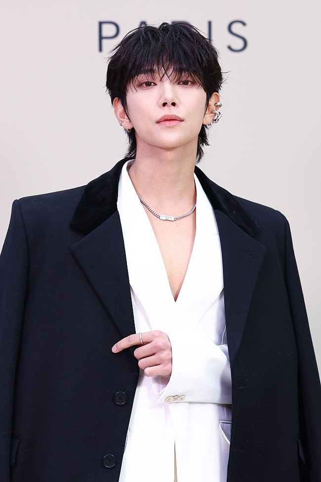 Joshua SEVENTEEN juga menjadi magnet selama gelaran Paris Fashion Week 2025. Saat tiba di red carpet peragaan busana Givenchy, ia memakai outfit serba putih dengan luaran coat berwarna navy. Foto: Getty Images