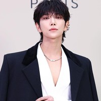 Joshua SEVENTEEN juga menjadi magnet selama gelaran Paris Fashion Week 2025. Saat tiba di red carpet peragaan busana Givenchy, ia memakai outfit serba putih dengan luaran coat berwarna navy. Foto: Getty Images