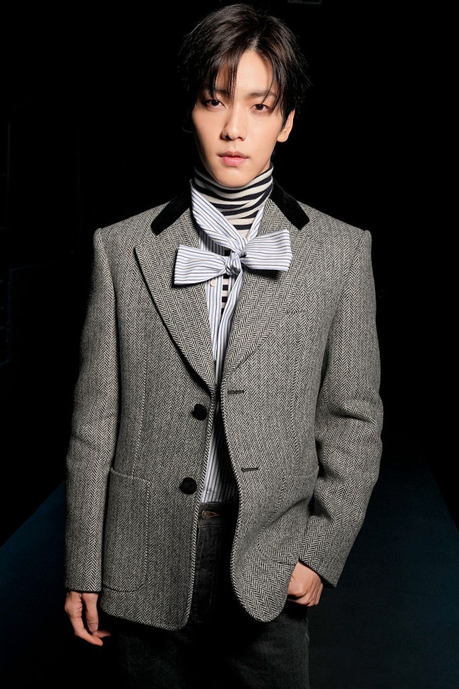 Untuk pertama kalinya, Soobin TXT membuat penampilan solo tanpa personelnya di Paris Fashion Week 2025.  Bukan sebagai perwakilan Dior melainkan Valentino. Leader grup KPop TXT itu mengenakan setelan jas abu-abu, berpadu turtle neck dan kemeja garis-garis dengan warna yang kontras. Aksen dasi kupu-kupu dari kemejanya menjadi fashion statement. Foto: Getty Images