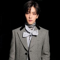 Untuk pertama kalinya, Soobin TXT membuat penampilan solo tanpa personelnya di Paris Fashion Week 2025.  Bukan sebagai perwakilan Dior melainkan Valentino. Leader grup KPop TXT itu mengenakan setelan jas abu-abu, berpadu turtle neck dan kemeja garis-garis dengan warna yang kontras. Aksen dasi kupu-kupu dari kemejanya menjadi fashion statement. Foto: Getty Images