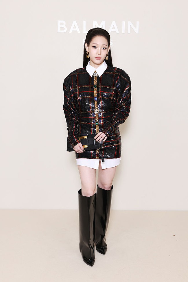 Cicit pendiri Samsung Group, Annie Moon debut di Paris Fashion Week 2025 setelah menjadi personel ALLDAY PROJECT. Ia menghadirkan peraduan gaya anggun dan rock and roll khas Balmain, dengan dress bling-bling beraksen kerah, hingga anting gembok. Foto: Getty Images