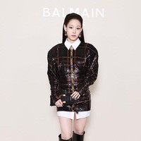 Cicit pendiri Samsung Group, Annie Moon debut di Paris Fashion Week 2025 setelah menjadi personel ALLDAY PROJECT. Ia menghadirkan peraduan gaya anggun dan rock and roll khas Balmain, dengan dress bling-bling beraksen kerah, hingga anting gembok. Foto: Getty Images