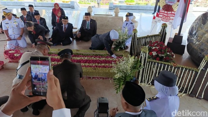 Gubernur Khofifah ziarah di Makam Bung Karno Blitar
