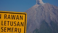 Asap berwarna putih hingga kelabu dengan intensitas sedang teramati membumbung dari Kawah Jonggring Saloka, disertai hembusan abu vulkanik yang terbawa angin ke arah utara dan timur laut. Aktivitas ini tampak jelas dari Kecamatan Pronojiwo, Lumajang, di mana sejumlah wisatawan terlihat mengabadikan momen erupsi tersebut dari kejauhan. ANTARA FOTO/Irfan Sumanjaya