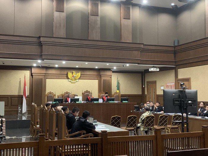 Hakim terdakwa kasus suap vonis lepas perkara minyak goreng (migor), Ali Muhtarom, bersaksi di sidang (Mulia/detikcom)