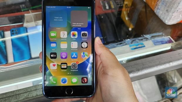 Handphone dan barang elektronik bekas di pasar loak Jatinegara, Jakarta Timur. (CNBC Indonesia/Intan)