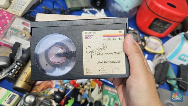 Handphone dan barang elektronik bekas di pasar loak Jatinegara, Jakarta Timur. (CNBC Indonesia/Intan)