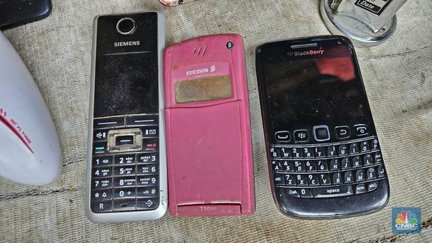 Handphone dan barang elektronik bekas di pasar loak Jatinegara, Jakarta Timur. (CNBC Indonesia/Intan)