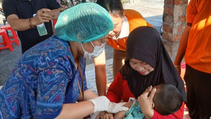 Imunisasi campak massal gratis di sembilan RT Dusun Wanasari, Desa Dauh Puri Kaja, Denpasar, Bali, Selasa (7/10/2025). (Dok. Pemkot Denpasar)