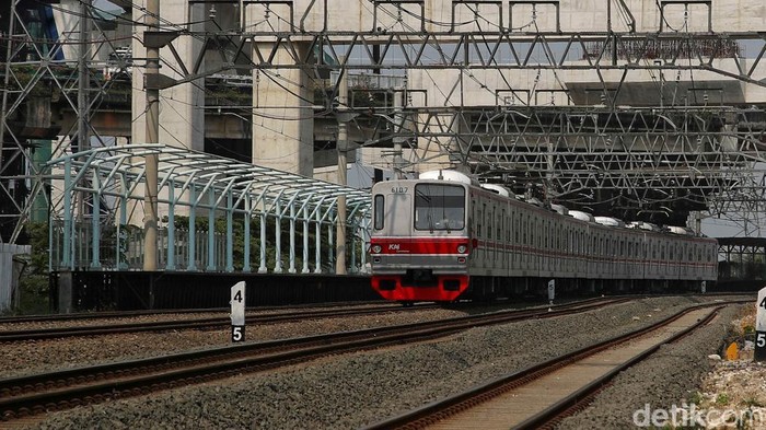 Intip Progres Pembangunan Stasiun JIS, Target Beroperasi Akhir Tahun Kereta melintas di antara peron pembangunan Stasiun JIS, Jakarta Utara, Rabu (8/10/2025). Stasiun ini akan menjadi akses utama menuju Jakarta International Stadium.