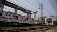 Kereta melintas di antara peron pembangunan Stasiun JIS. Menteri Perhubungan Dudy Purwagandhi menargetkan stasiun baru ini rampung dan siap beroperasi satu sampai dua bulan ke depan.