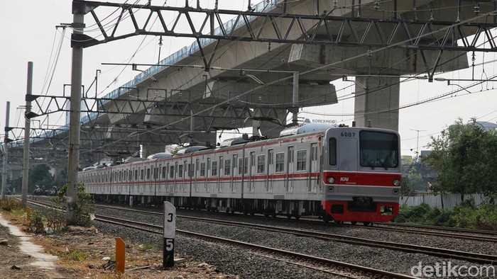 Intip Progres Pembangunan Stasiun JIS, Target Beroperasi Akhir Tahun Kereta melintas di antara peron pembangunan Stasiun JIS, Jakarta Utara, Rabu (8/10/2025). Stasiun ini akan menjadi akses utama menuju Jakarta International Stadium.