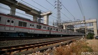 Kereta melintas di antara peron pembangunan Stasiun JIS. Menhub Dudy mengatakan keberadaan stasiun baru ini penting untuk mendorong aksesibilitas masyarakat terhadap layanan transportasi umum di sekitar stadion.