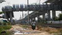 Tampak aktivitas warga di sekitar pembangunan stasiun baru dekat JIS.