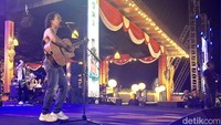 Kaka Slank saat melantunkan lagu Balikin.