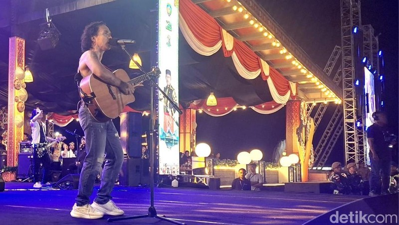 Band rock legendaris Indonesia, Slank, sukses menggebrak panggung budaya Padan Liu Burung di malam pembukaan Festival Budaya Irau Malinau ke-11, Selasa (7/10/2025).